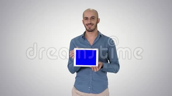 阿拉伯男人走路展示平板电脑呈现一些梯度背景视频的预览图