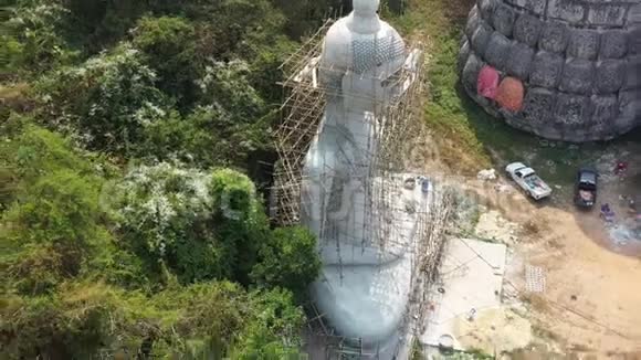 泰国大佛像和山脉的aerial视频的预览图