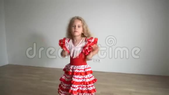 快乐的金发女孩穿着裙子在房间里跳舞万向节运动视频的预览图