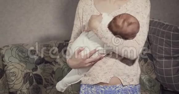 年轻的母亲让她的小婴儿睡觉视频的预览图
