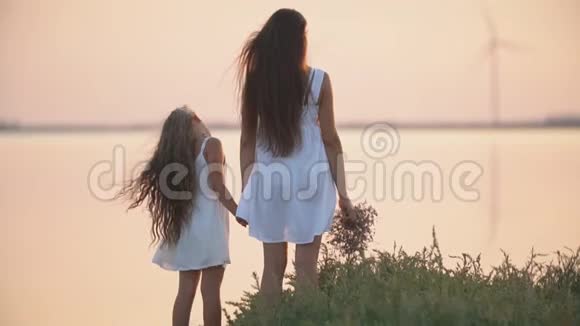 妈妈和女儿站在海边视频的预览图