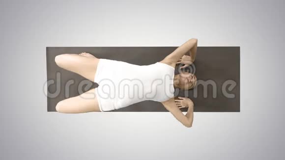 运动瑜伽女孩在梯度背景下表演ChakrasanaUrdvaDhanurasana轮式软管视频的预览图
