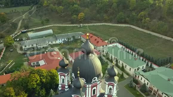 飞越一个被秋林包围的基督教修道院落日秋景视频的预览图