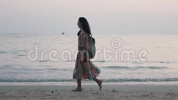 女孩背着背包走在海里视频的预览图