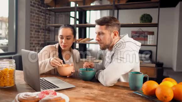 男人和女人一边吃一边欣赏电影视频的预览图
