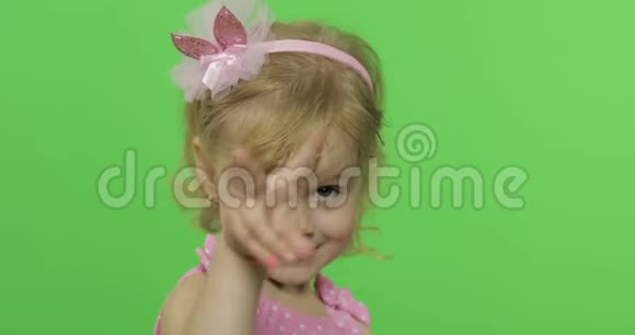 穿粉色泳衣的积极女孩用手做情绪手势色度键视频的预览图