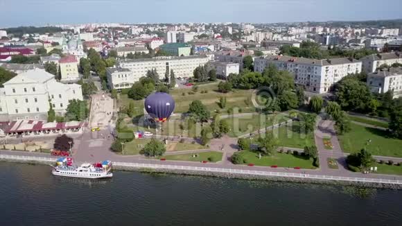 飞行无人机靠近气球背景是特诺皮尔市附近的湖泊和公园多彩热空气视频的预览图
