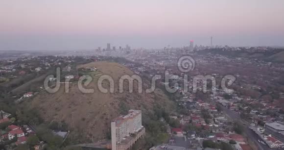 从空中俯瞰市中心有高级办公室和住宅建筑南非约翰内斯堡视频的预览图
