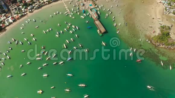 带蓝水的海湾里的旅游船视频的预览图