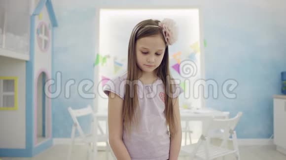 可怜的小女孩在镜头前摆姿势视频的预览图
