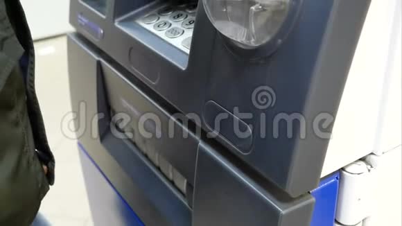 1一个人从ATM机取款视频的预览图