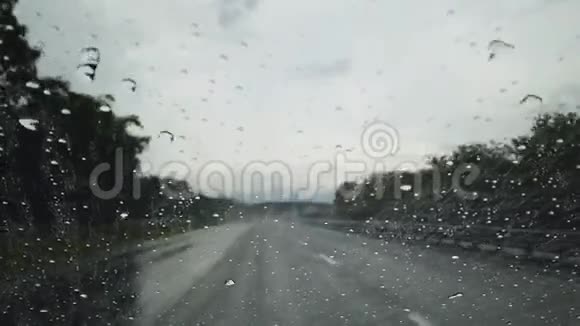雨滴落在汽车挡风玻璃上视频的预览图