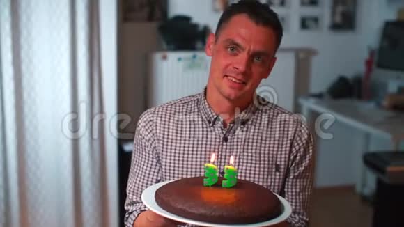 他在生日那天许了个愿手里拿着蛋糕视频的预览图