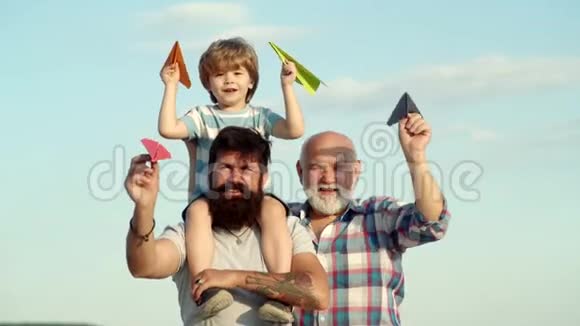 父子和祖父一起玩家庭时光三个男人一代儿童飞行员玩具喷气背包对抗天空视频的预览图