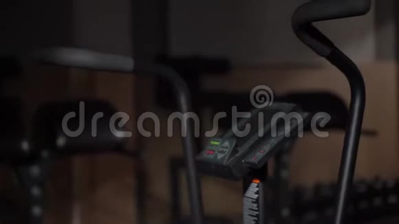 一辆健身自行车亚索自行车特写视频的预览图