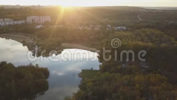 回声公园湖上空的空中镜头秋天的城市公园摩尔多瓦共和国首都基希涅夫视频的预览图