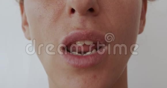 女人吃炸薯条不健康的饮食特写嘴唇视频的预览图