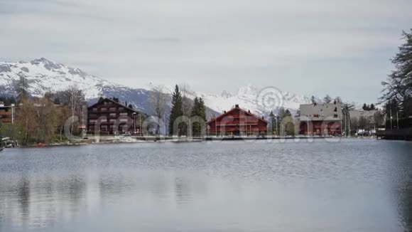 岸山湖上典型的高山木屋的图片瑞士阿尔卑斯山瑞士视频的预览图