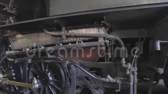 一个蒸汽机从引擎室回来启动它天视频的预览图