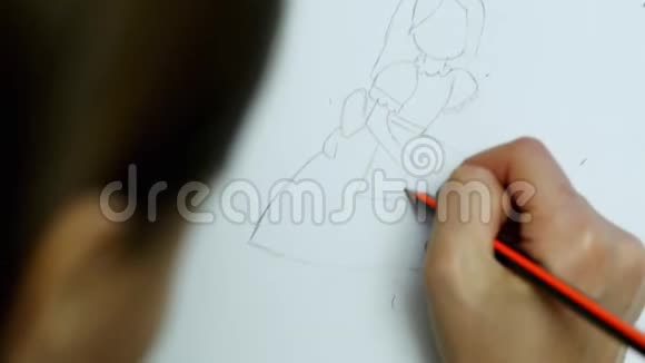 女动画师艺术家用铅笔勾画卡通人物女人手在纸上画画视频的预览图