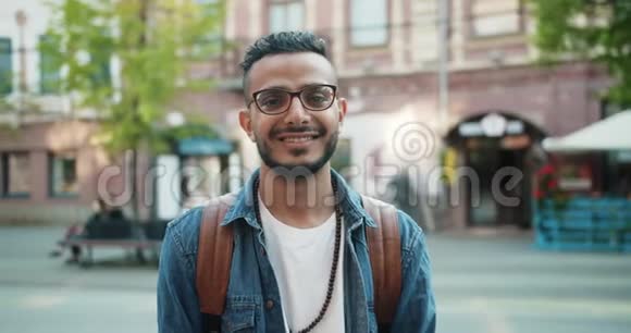 欢快的中东年轻人在城市户外微笑视频的预览图
