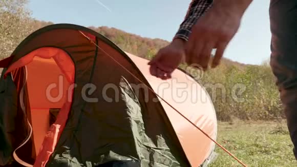 近距离观看查看露营帐篷的人视频的预览图