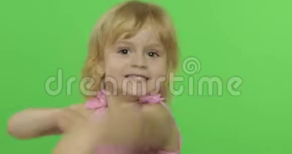 女孩有感情地做脸穿着粉红色泳衣用拳头打色度键视频的预览图
