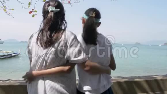 母亲和女儿在普吉岛观看码头的美丽景色视频的预览图