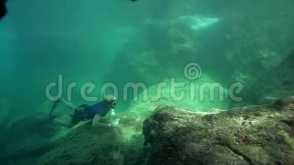 自由潜水员在水下用防水手机拍照视频的预览图