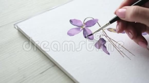 女艺术家在紫色的花朵中精致地遮阳视频的预览图