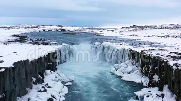 冰雪瀑布冰岛湖无人机100fps视频的预览图