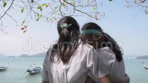 母亲和女儿在普吉岛观看码头的美丽景色视频的预览图