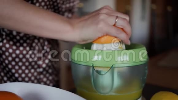 挤橙子做成新鲜自然的果汁关门视频的预览图