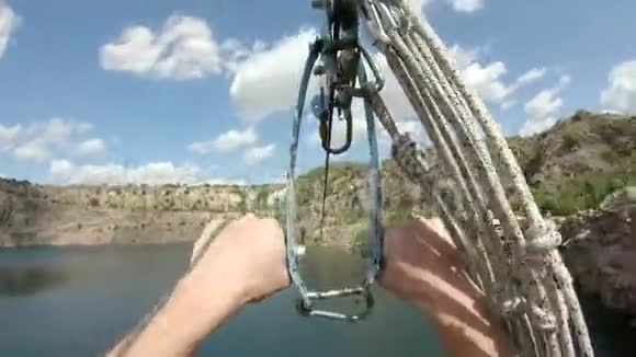 无保险的无绳电车在湖中跳跃视频的预览图