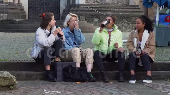 一群女朋友喝咖啡视频的预览图