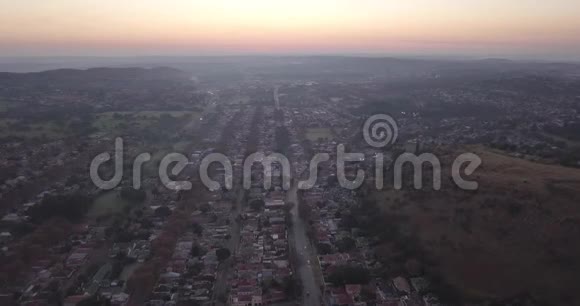 南非约翰内斯堡住宅区的鸟瞰图视频的预览图