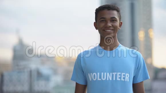 快乐的美国青少年志愿者t恤微笑相机捐赠项目视频的预览图