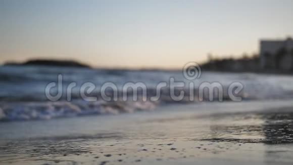 日落时分男人沿着海岸线散步双腿特写慢动作视频的预览图