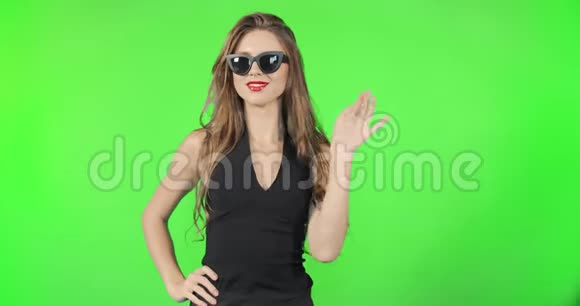 戴墨镜的女士在发色的背景上视频的预览图