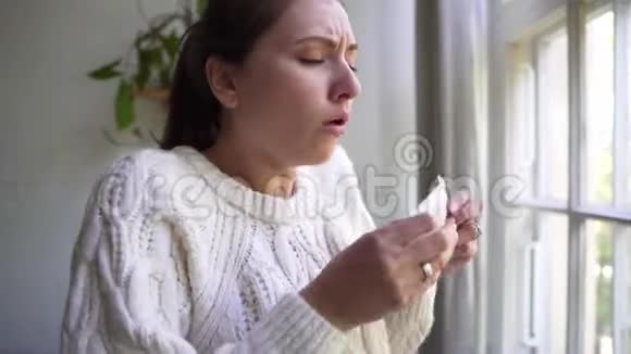 穿着羊毛衫的女孩咳嗽得很厉害痛苦地皱着眉头秋天或冬天的疾病视频的预览图
