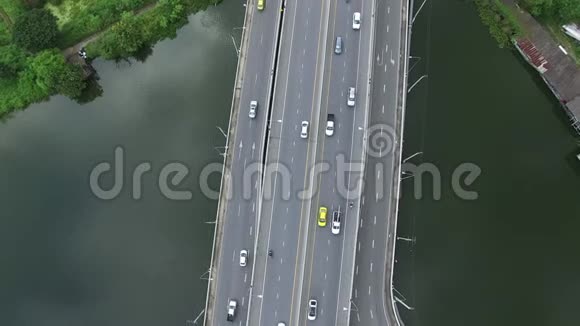泰国曼谷高速公路上驾驶汽车的鸟瞰图视频的预览图