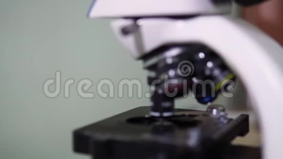 样品幻灯片和显微镜的特写镜头视频的预览图