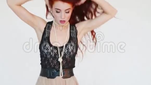 红发舞的快乐美女视频的预览图