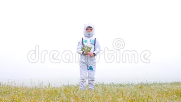 一个穿着宇航员服装的男孩手里拿着一株植物视频的预览图