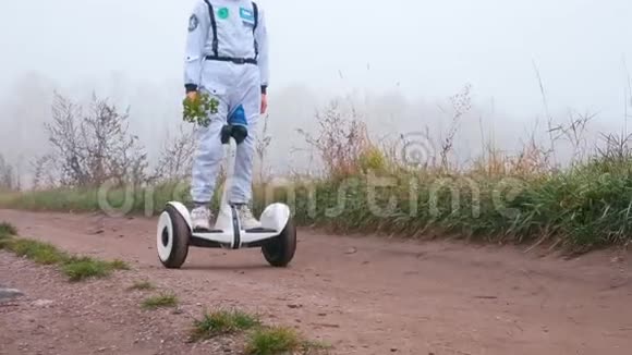 那个男宇航员骑着陀螺绕着地球转视频的预览图