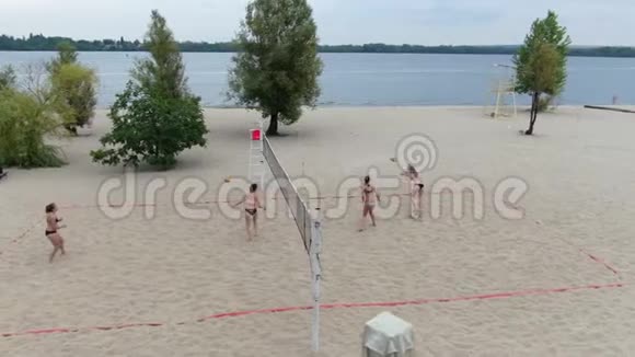 沙滩排球比赛的空中镜头背景是河流4k视频的预览图
