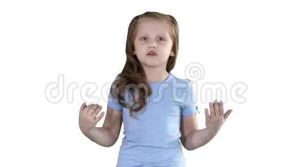 小女孩走路和镜头说话在白色背景上做手势视频的预览图