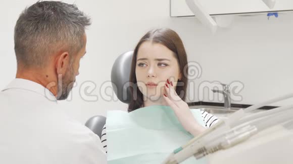 牙疼的年轻女子去看牙医视频的预览图
