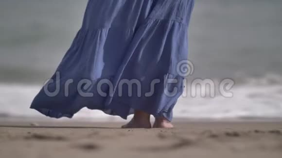 女人裙在海岸的风中发展视频的预览图