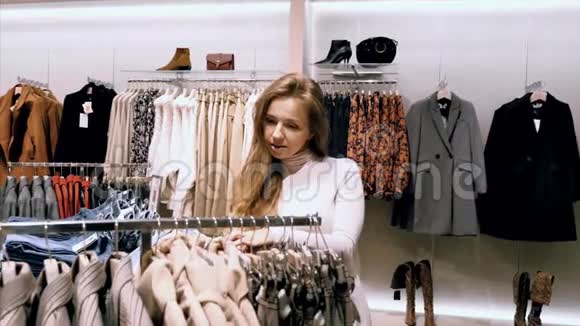 年轻快乐的女人在时装商场服装店买衣服视频的预览图